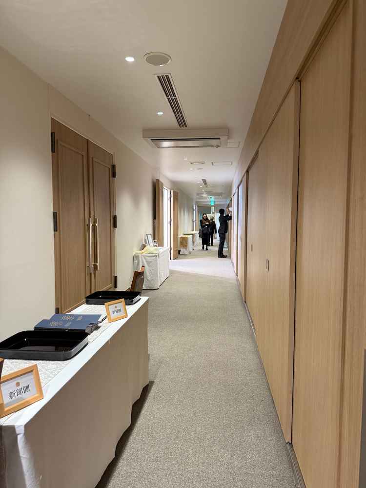 披露宴会場の廊下&ウェルカムスペース。こちらもシンプルな感じです