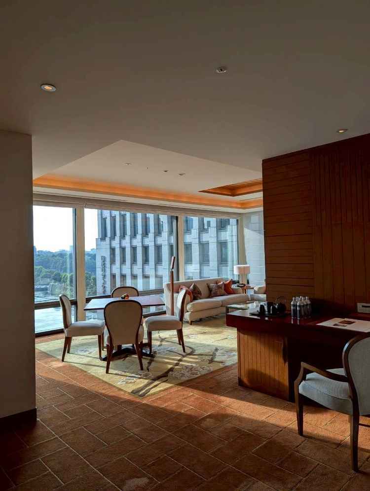 式前後の宿泊、当日の支度室になるスイートルーム。広々としており、非日常感を味わえると感じました。