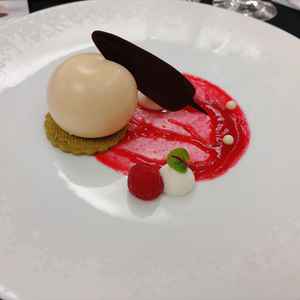 試食会のデザート。このデザートの下に抹茶のクッキーが入ってて美味しかったです。