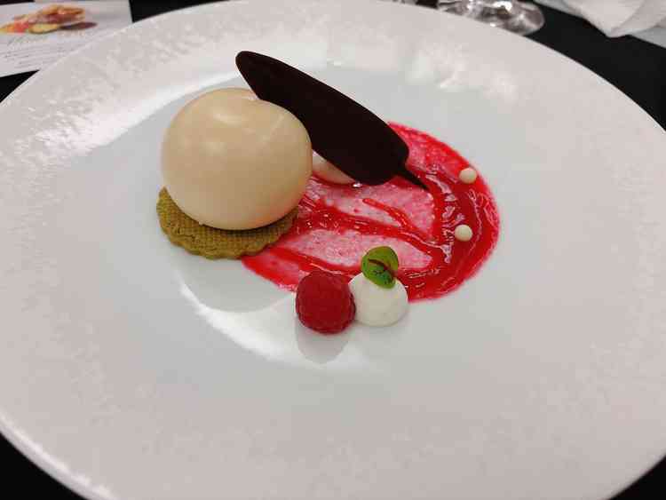 試食会のデザート。このデザートの下に抹茶のクッキーが入ってて美味しかったです。