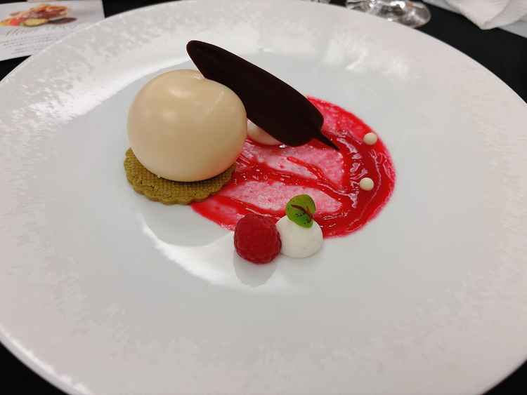 試食会のデザート。このデザートの下に抹茶のクッキーが入ってて美味しかったです。