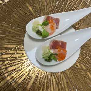 試食の写真です。一口で食べるとお寿司が完成するというもので、実際に食べると絶妙なバランスでした。