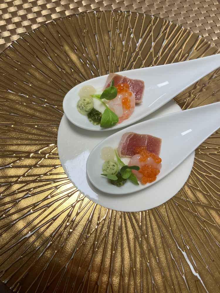 試食の写真です。一口で食べるとお寿司が完成するというもので、実際に食べると絶妙なバランスでした。