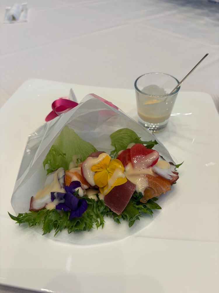 試食時のサラダブーケ。料金的には18，000円以上のコース。