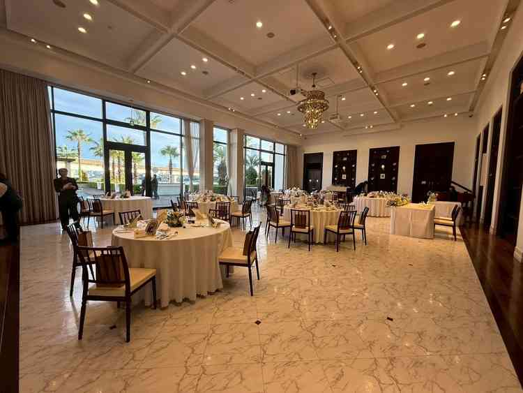 披露宴会場の中。広々としとシンプル。