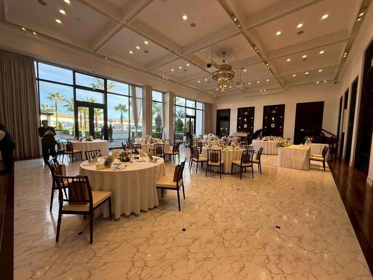 披露宴会場の中。広々としとシンプル。