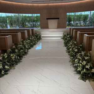 気の温もりが感じられるチャペル。