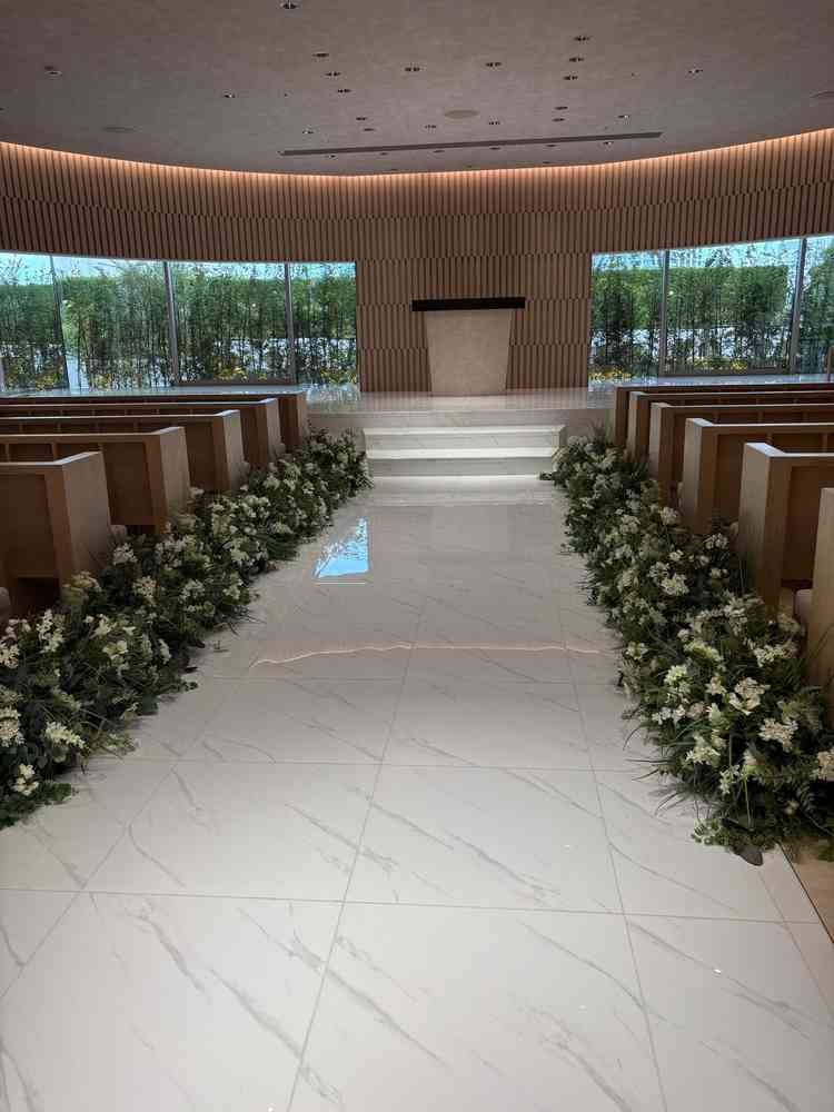 気の温もりが感じられるチャペル。