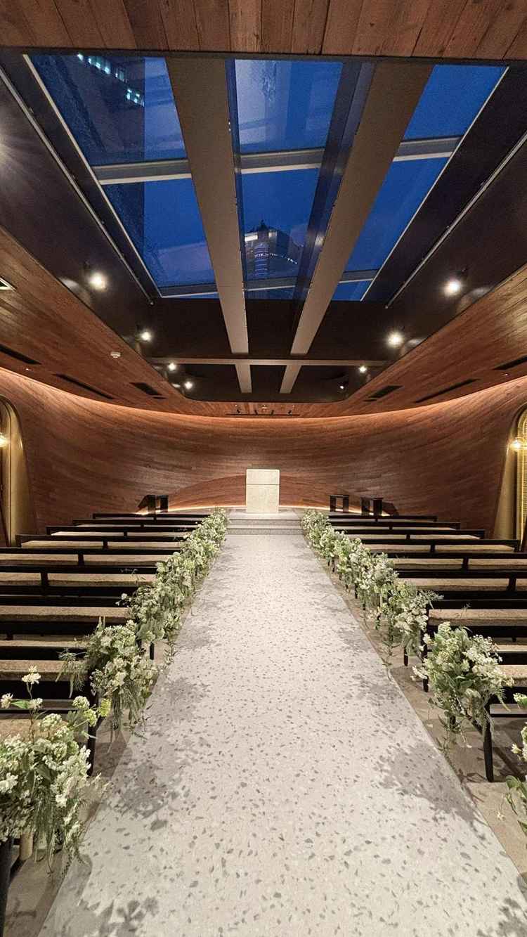 最近リニューアルされたというチャペル。椅子がクッション付きで、思ったよりコンパクトな会場。