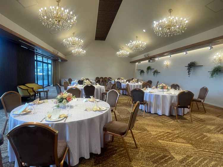 小さめの披露宴会場全体。温かみがあります。