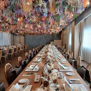 お花がたくさんあって華やかな 披露宴会場でした こちらの方がお気に入りです。