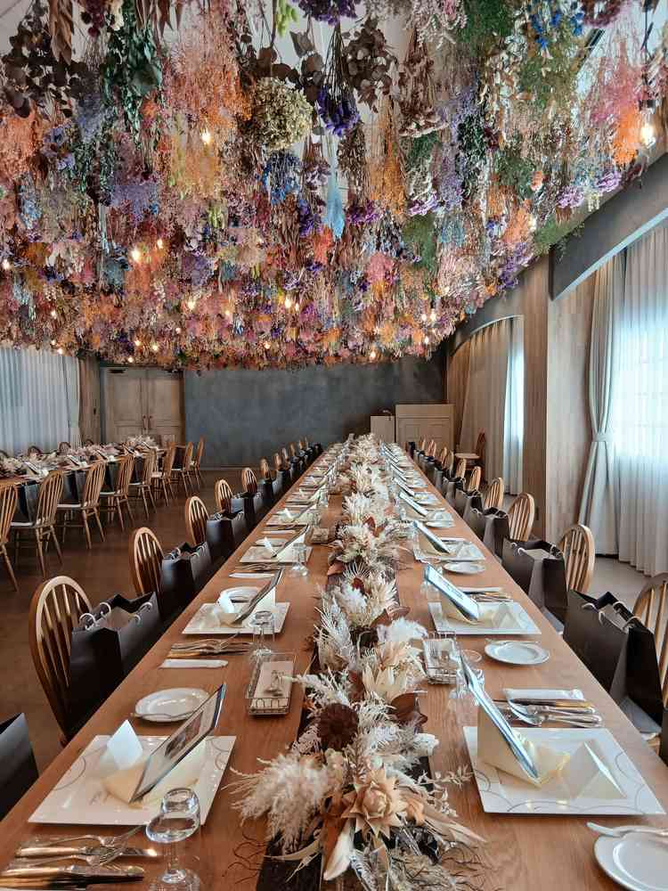 お花がたくさんあって華やかな 披露宴会場でした こちらの方がお気に入りです。