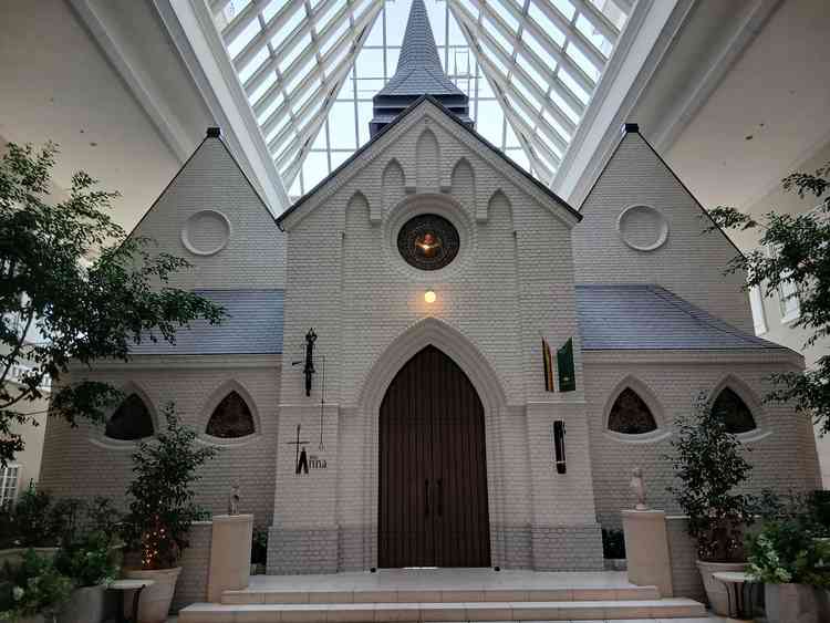 ホテルの室内にチャペルがありました。 とても豪華でした。雨の日でも安心だなと思いました。