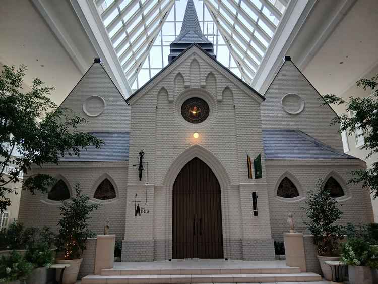 ホテルの室内にチャペルがありました。 とても豪華でした。雨の日でも安心だなと思いました。