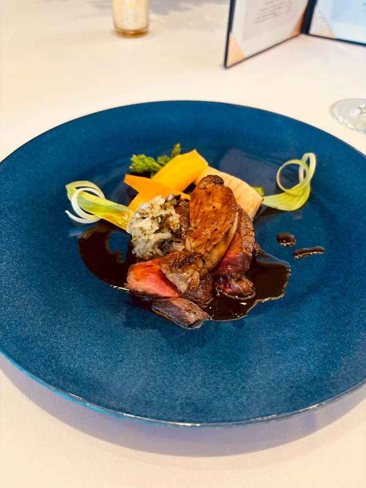 メインの牛肉のお料理は副菜もパンも含めてとてもおいしかったです。和のソースもとてもよかったです。