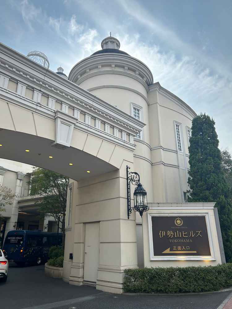 入り口外観です。洋館ホテルの雰囲気で素敵でした。