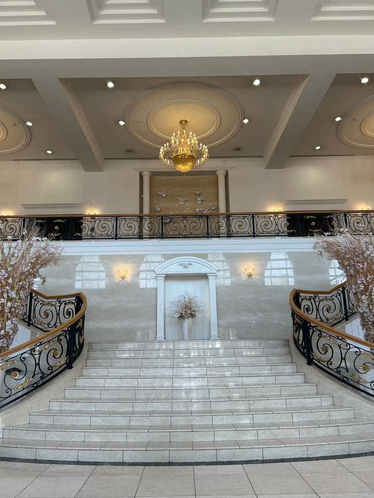 ロビーに入るとすぐ現れるのは左右に広がる大階段で、ドレス姿での写真が撮れます。