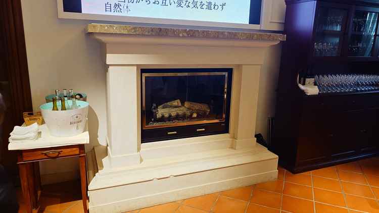 披露宴会場のレストランには暖炉があり、とても雰囲気があってよかった。