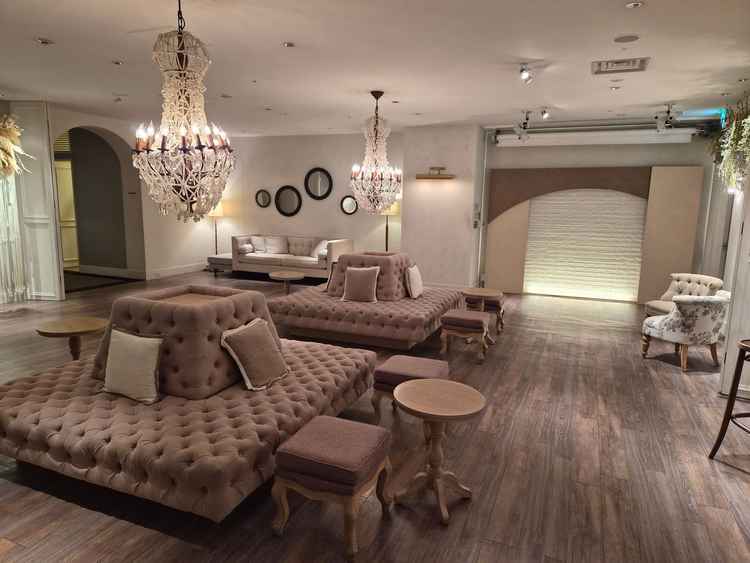 エントランスを入って右側にゲストたちの待合室があった。フォトプランの撮影にも使われている場所らしい。