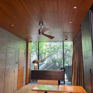 エントランスをはじめ所々に緑を感じられる。