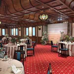 床の赤絨毯や、天井の木材が喫茶店のようで、懐かしさを思わせる素敵な披露宴会場。