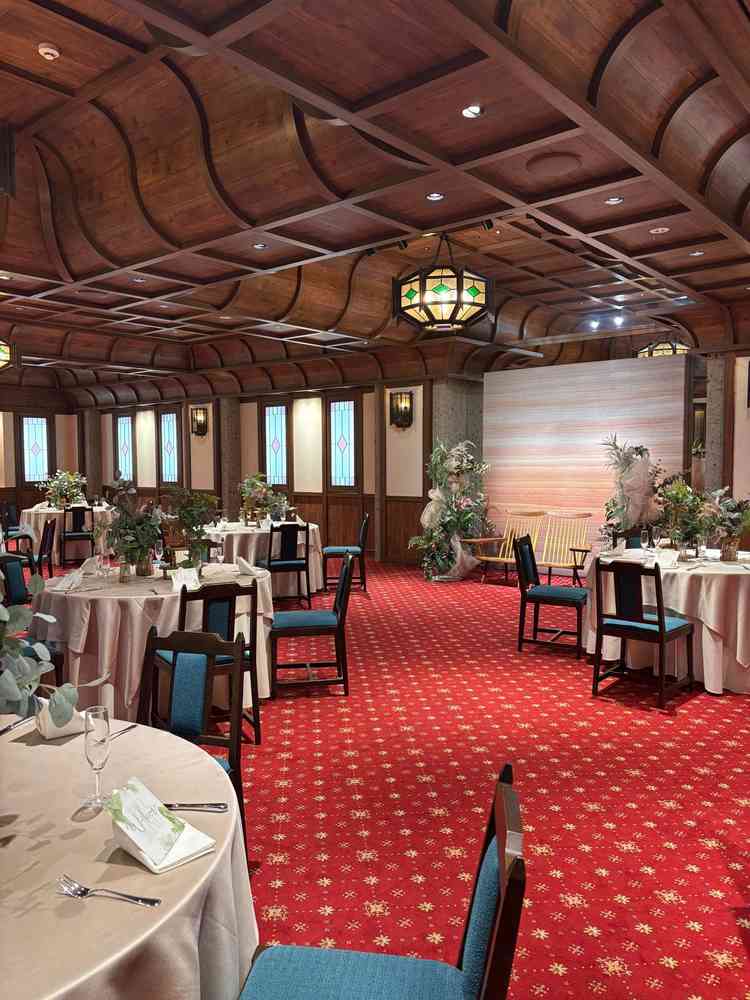 床の赤絨毯や、天井の木材が喫茶店のようで、懐かしさを思わせる素敵な披露宴会場。