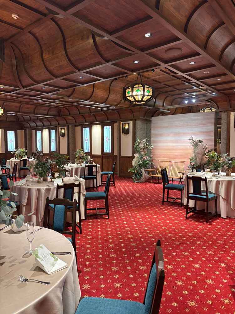 床の赤絨毯や、天井の木材が喫茶店のようで、懐かしさを思わせる素敵な披露宴会場。