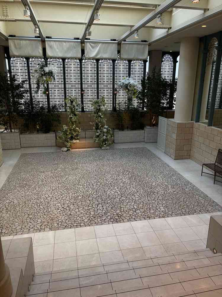 挙式後のフラワーシャワーロード　全天候型