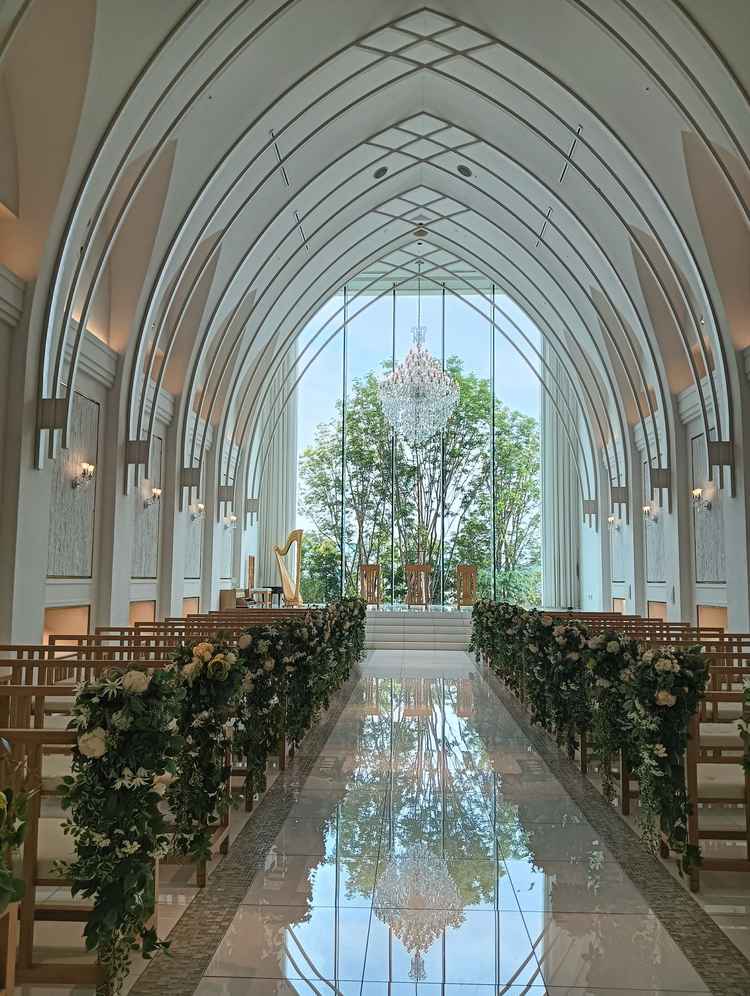 とても広々としたバージンロード、後方には映像を流せるモニターがある