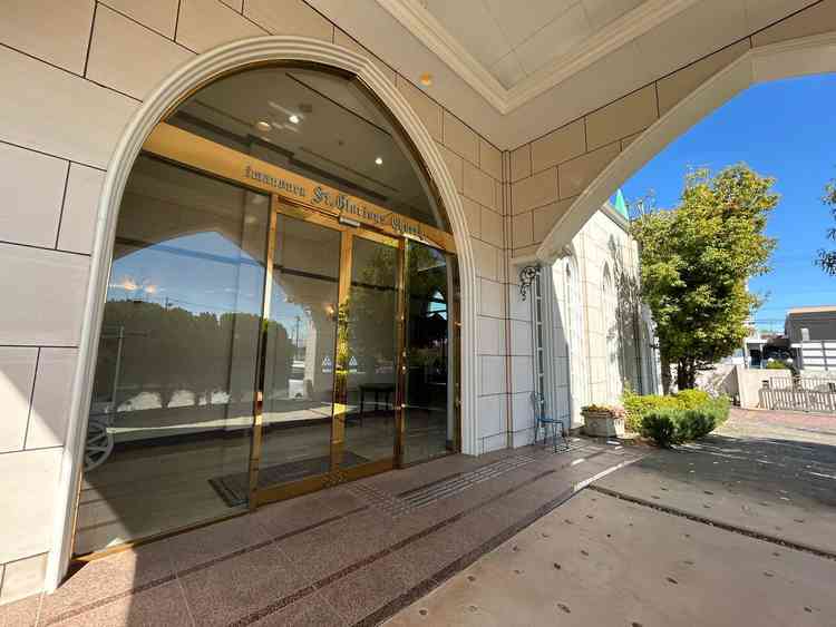 会場入口。送迎バスも手配でき、入口からバスから降りて会場に入れるように広めになっています。