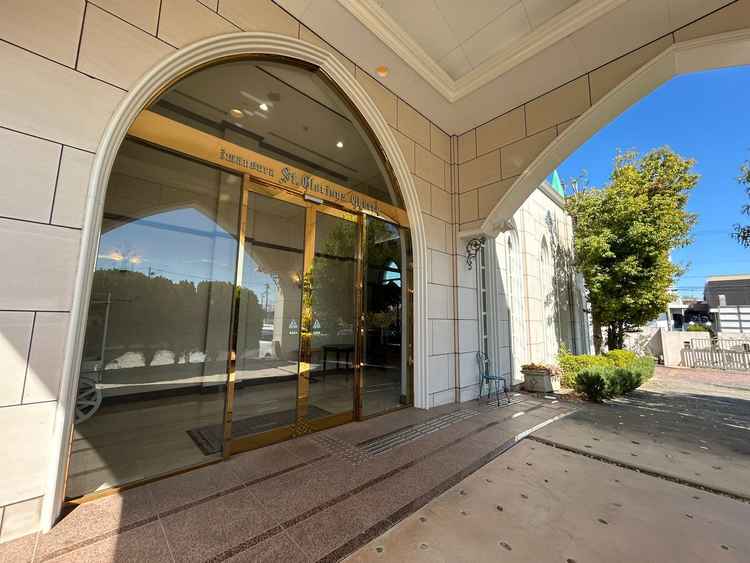 会場入口。送迎バスも手配でき、入口からバスから降りて会場に入れるように広めになっています。