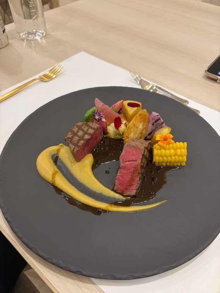 試食会のメイン料理です。柔らかい牛肉と盛り付けの野菜が美味しく、ソースもマッチしていました。