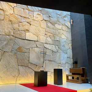 石造の神秘的なチャペル。入った瞬間思わず息を呑みました。