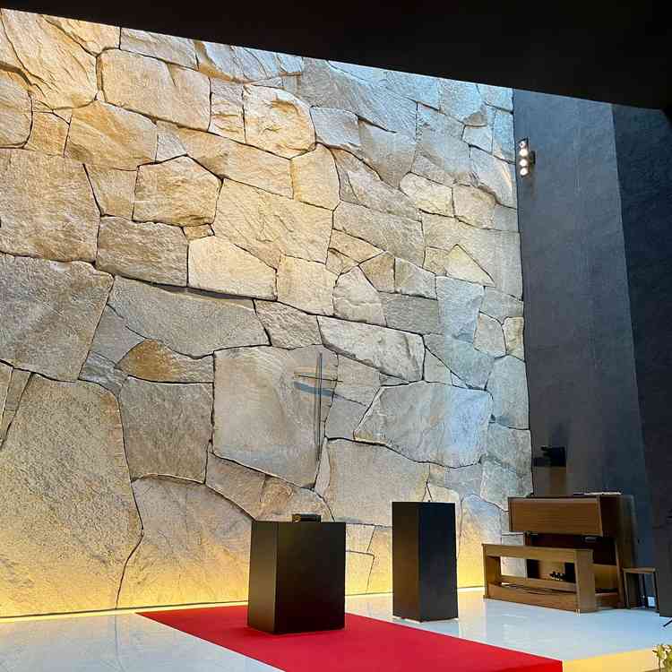 石造の神秘的なチャペル。入った瞬間思わず息を呑みました。