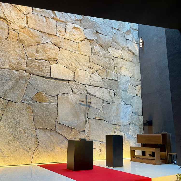 石造の神秘的なチャペル。入った瞬間思わず息を呑みました。