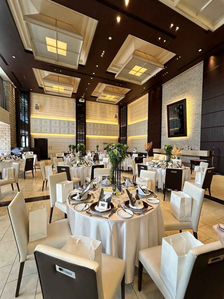 リゾート感のあるナチュラルな披露宴会場。どんなテーマでも合わせられそう。