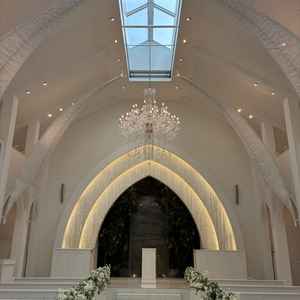 白を基調としたチャペル。正面は水が流れてる。自然光が入り美しい。今年9月にリニューアルするとのこと。