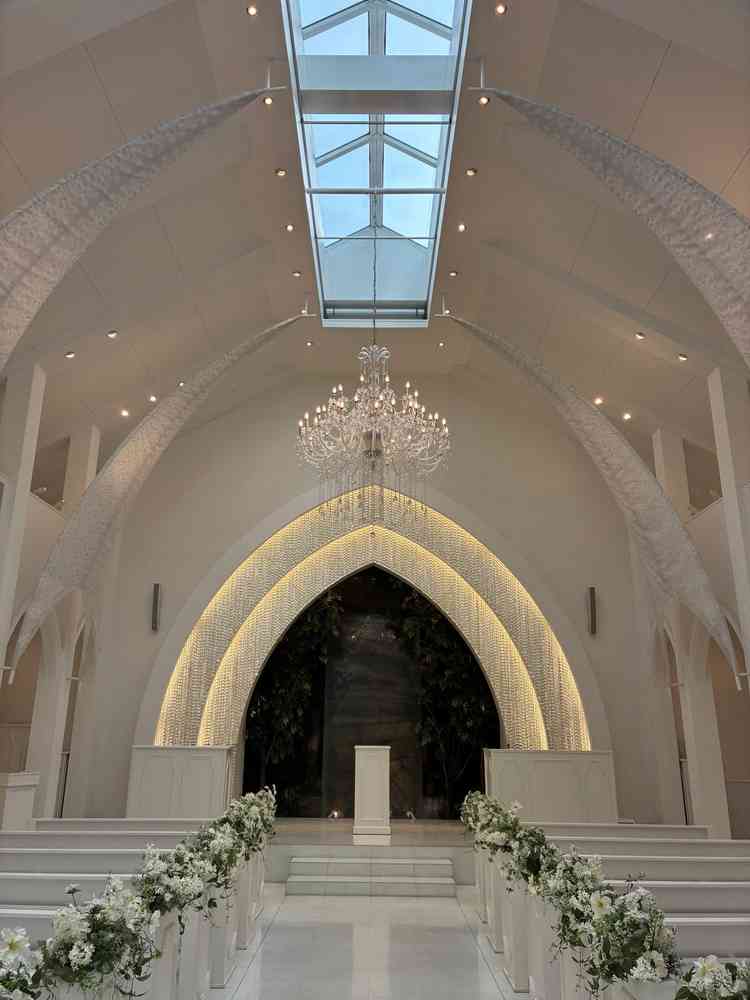 白を基調としたチャペル。正面は水が流れてる。自然光が入り美しい。今年9月にリニューアルするとのこと。