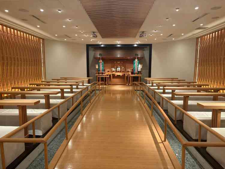 神殿の様子。水も流れており、屋内とは思えない雰囲気でした。