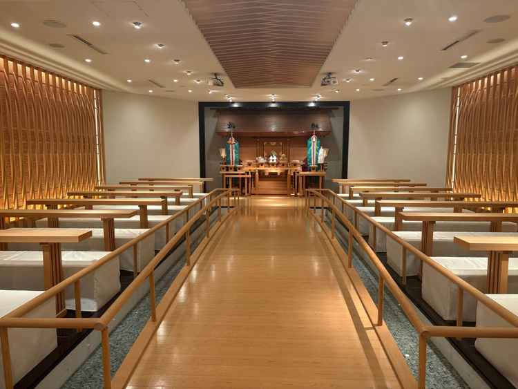 神殿の様子。水も流れており、屋内とは思えない雰囲気でした。