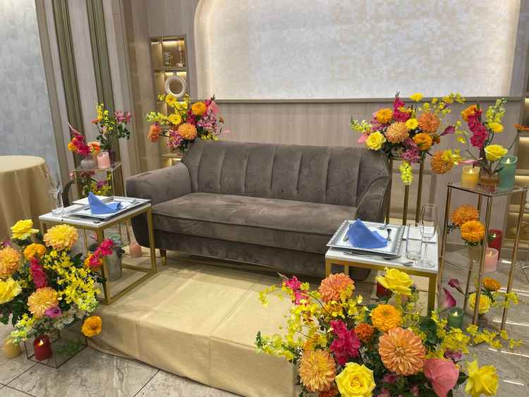 ソファスタイルの高砂の写真です。