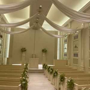 白を基調としたチャペル。定番だけどアイボリー色でドレスが映えそう。