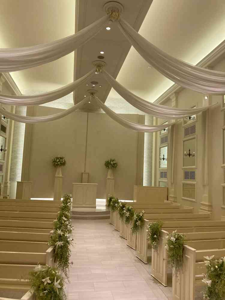 白を基調としたチャペル。定番だけどアイボリー色でドレスが映えそう。