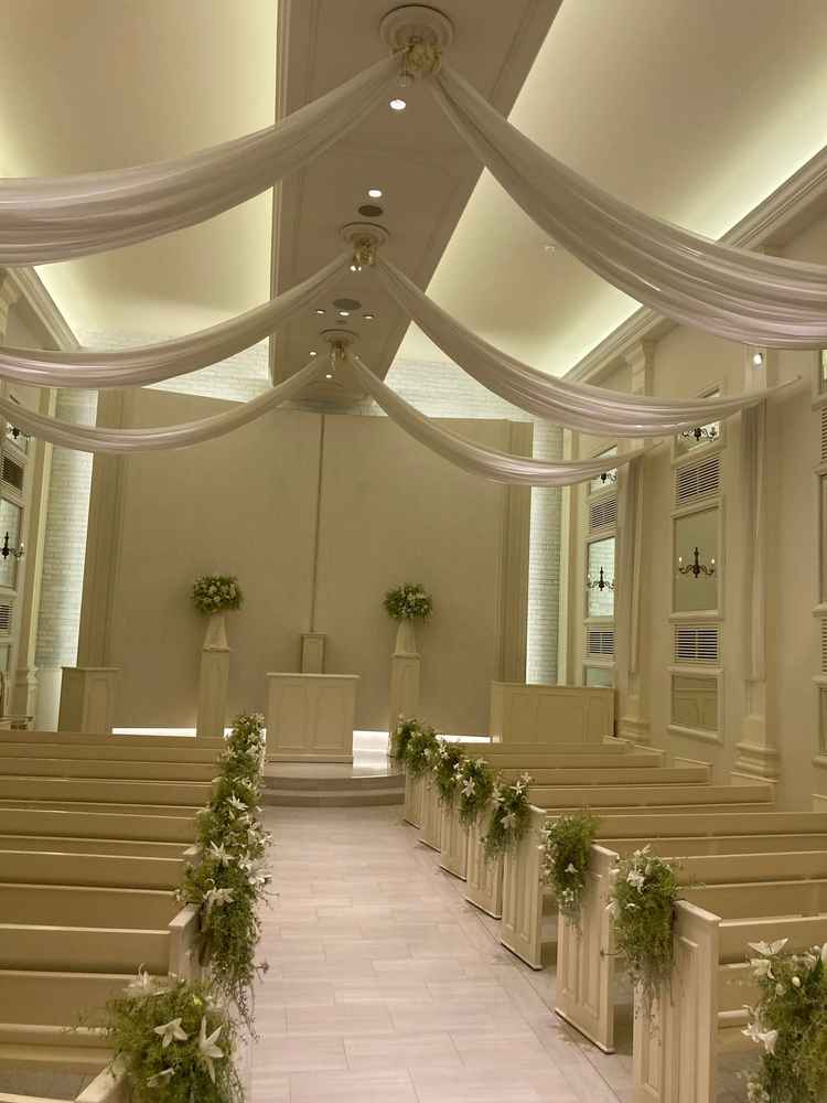 白を基調としたチャペル。定番だけどアイボリー色でドレスが映えそう。