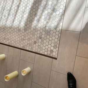 挙式会場の床、新郎新婦が選んだペブルを埋めることで特別感のある式場にする目的