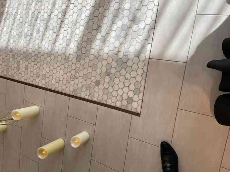 挙式会場の床、新郎新婦が選んだペブルを埋めることで特別感のある式場にする目的