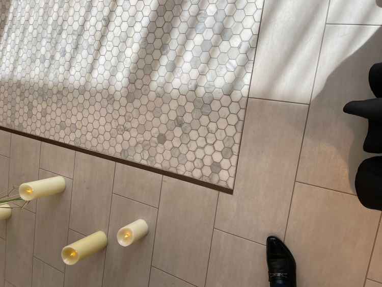 挙式会場の床、新郎新婦が選んだペブルを埋めることで特別感のある式場にする目的