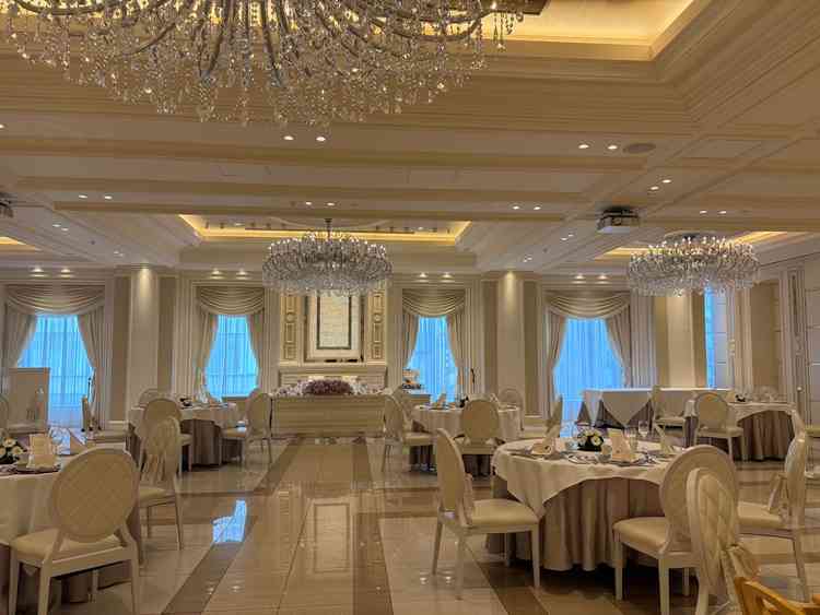 披露宴会場は2つありますが、そのうちの一つです。当日は式が始まる前に見学させていただきました。