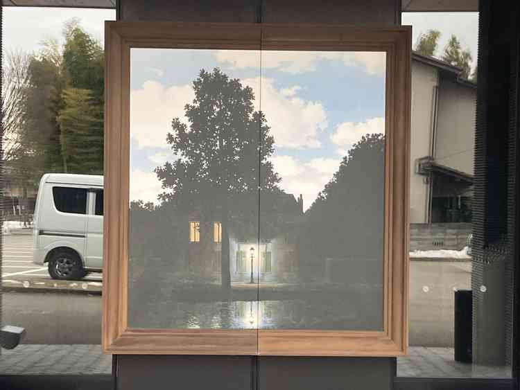 こちらは入り口の扉です。絵画のようなデザインで、入る瞬間からもわくわくしました。