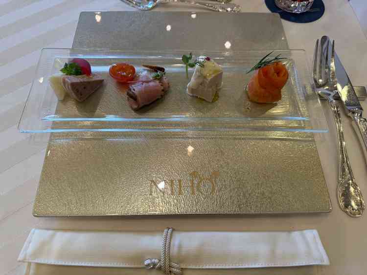 見た目も華やかで、味も上品でした。幅広い年代のゲストに喜んでもらえそうだと感じました。